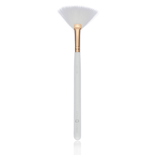 F40 Fan Makeup Brush
